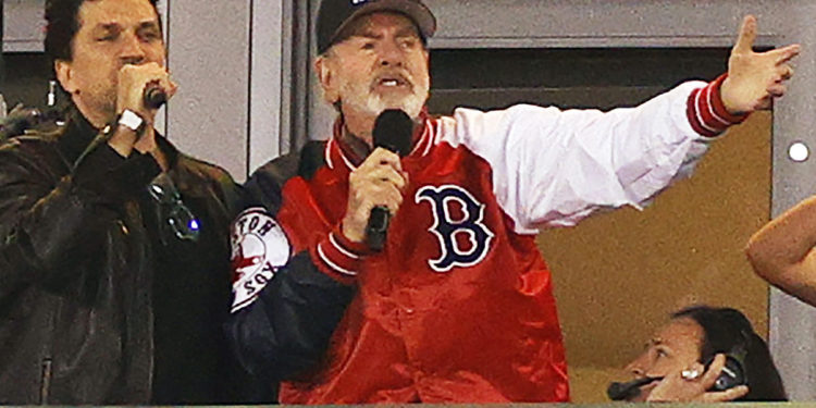 Watch Neil Diamond Sing 'Sweet Caroline' at Red Sox Game