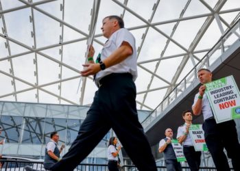 Airline Pilots Seek Big Raises, and Broader Changes