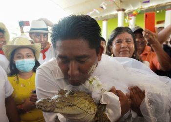 In age-old ritual, Mexican mayor weds alligator to secure abundance