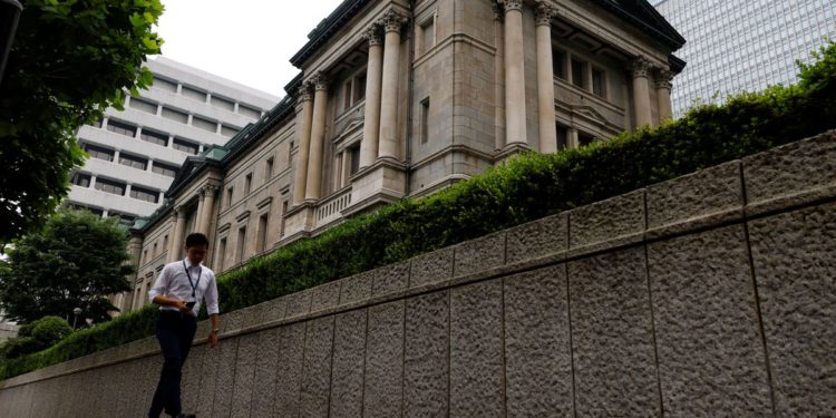 BOJ retains easy policy, Kuroda shuns chance of near-term rate hike
