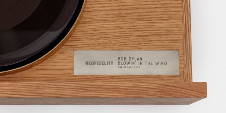Bob Dylan’s unique 2021 disk sells for $1.77 million at auction