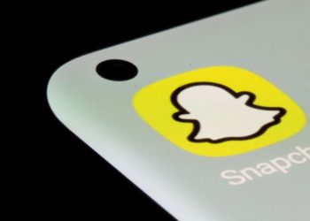 Snap shares plunge 25% as economy, fierce competition slow revenue growth