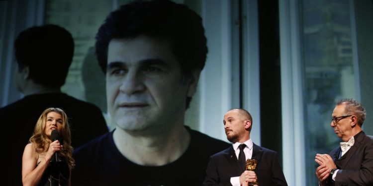 Iran: Award-winning film director Panahi to serve decade-old jail term