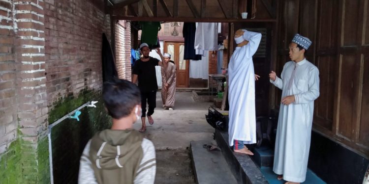 Indonesia school helps students recite Koran in sign language