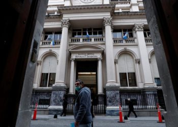 In Argentina, financial risks deepen along with investor jitters