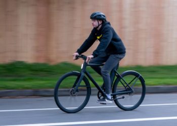 Super-Simple Cowboy 4 Ebike Slices Through City Streets, But Always Knows Where It Is