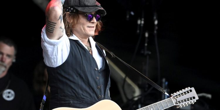 Johnny Depp makes surprise appearance at MTV’s Video Music Awards