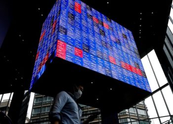 Asian stocks shuffle higher as Pelosi presses on