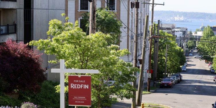 U.S. pending home sales fall less than expected in July