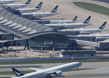 Cathay Pacific narrows loss but COVID rules on crew cloud outlook
