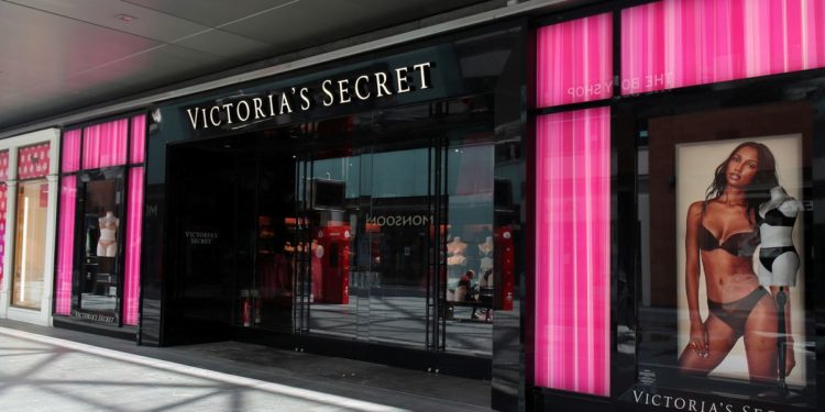 U.S. retailers slash clothing prices as shoppers cut purchases