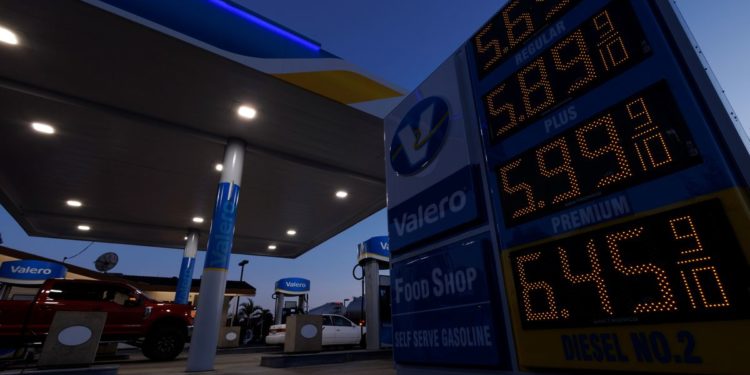 U.S. gasoline futures fall to pre-Ukraine invasion levels
