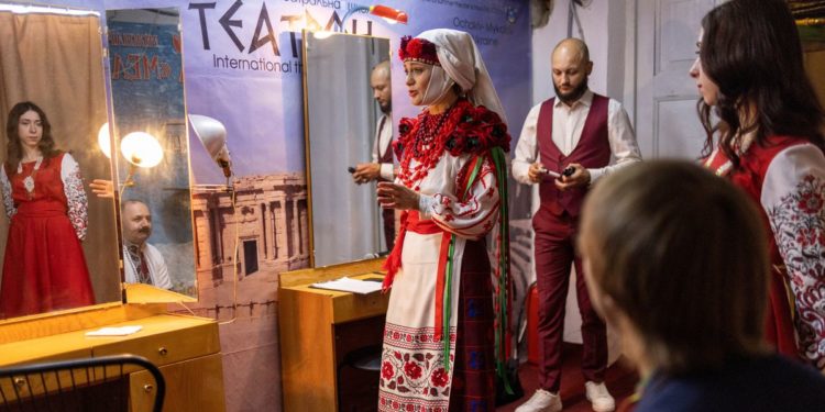 Underground theatre: Ukraine actors return to stage in bomb shelter