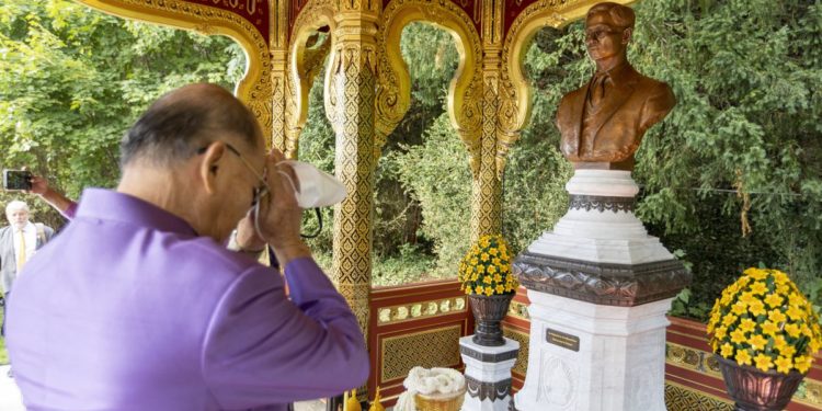 Swiss unveil bust of late Thai king Bhumibol
