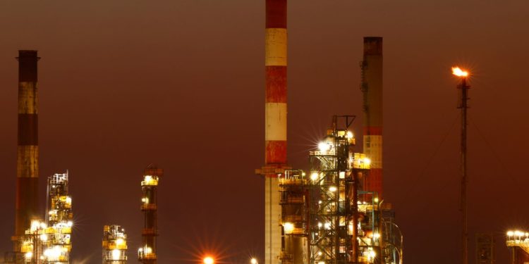 Oil rises 4% on supply threats, still set for weekly drop