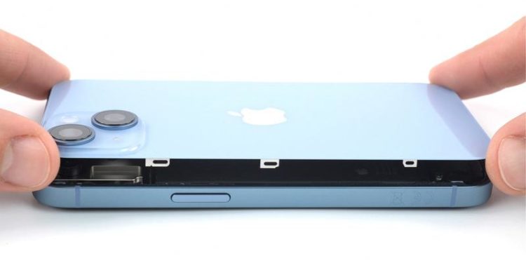 Cracked iPhone back glass? Some new models much easier to fix, firm finds