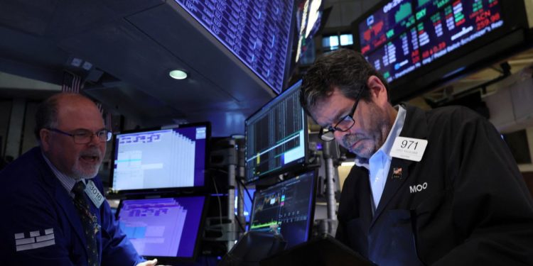 Wall Street closes with sharp gains as final quarter begins