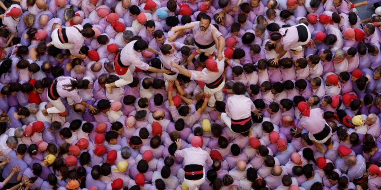 Catalans compete to build the biggest human towers in Spain