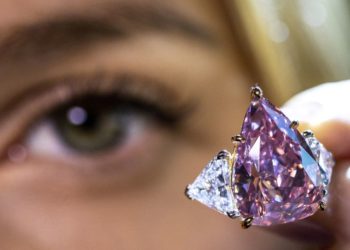 Vivid pink diamond sells for $28.8 mln at Christie’s auction