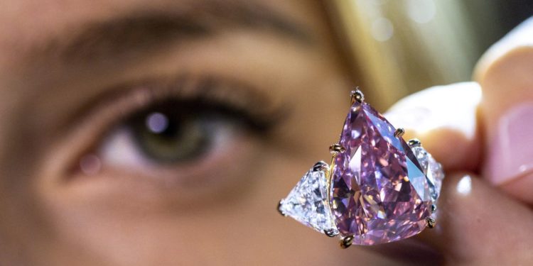 Vivid pink diamond sells for $28.8 mln at Christie’s auction