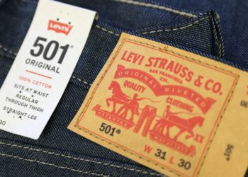 Skinny jeans still a great fit in shrinking economy, Levi CEO says