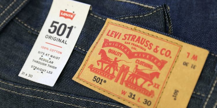 Skinny jeans still a great fit in shrinking economy, Levi CEO says