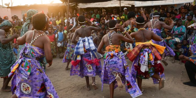 Voodoo dances and rituals wow tourists at Benin festival