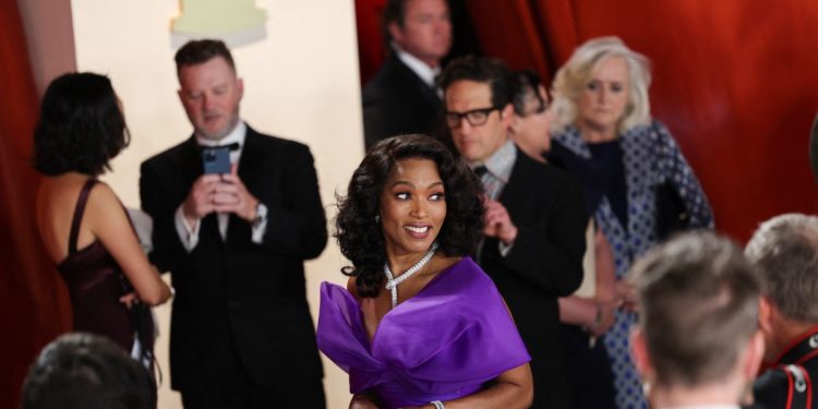 Stars shimmer as Oscars abandon red carpet for champagne-like color