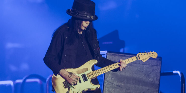 Mötley Crüe Guitarist’s Lawsuit Says He Was Kicked Out