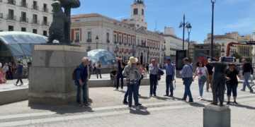 Spare the bear: Sculpture of Spain’s rifle-wielding ex-king puzzles onlookers
