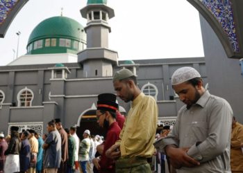 Indonesian, Malaysian Muslims celebrate Eid al-Fitr as COVID fears recede