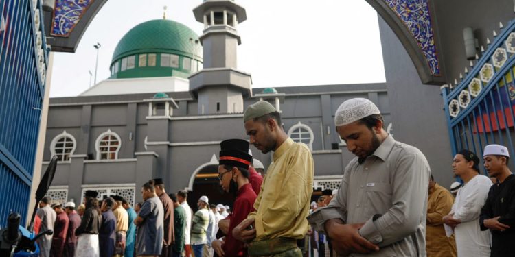 Indonesian, Malaysian Muslims celebrate Eid al-Fitr as COVID fears recede