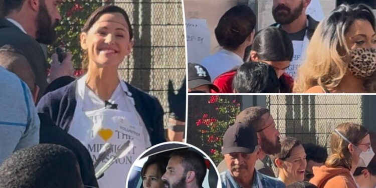 Ben Affleck and Jennifer Garner spend Thanksgiving together with kids amid actor’s divorce from Jennifer Lopez