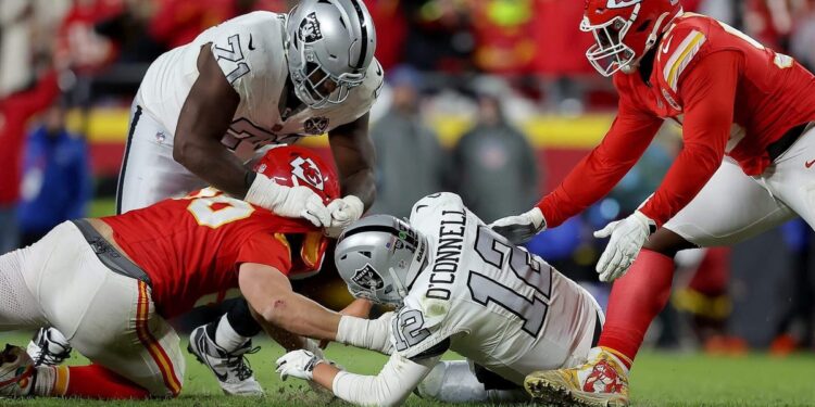 How the Raiders fumbled away a golden opportunity to beat the Chiefs in the final seconds